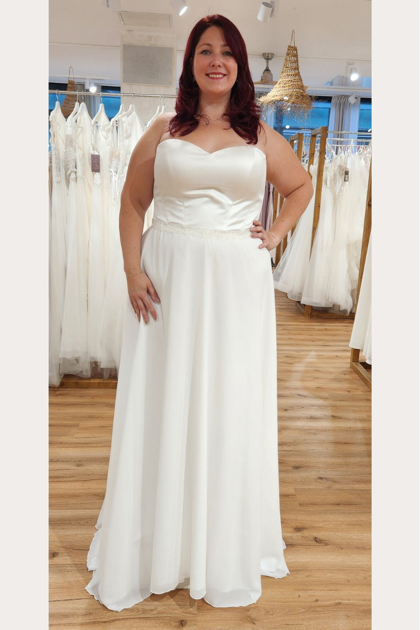 Curvy Brautmode: Trägerloses Hochzeitskleid mit Herz-Ausschnitt und fließendem Rock für Plus Size Bräute