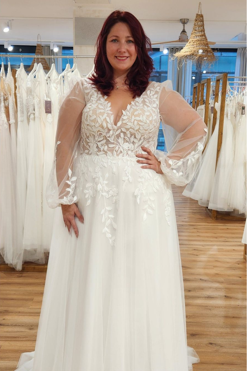 Brautkleid DA-RIA Curvy mit floraler Spitze V-Ausschnitt und Puffärmeln große Größen Susannas Brautmode