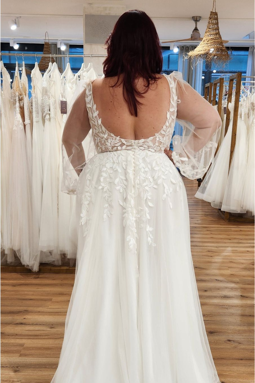 Rückenansicht Brautkleid DA-RIA Curvy mit tiefem Rückenausschnitt und Spitzenapplikationen