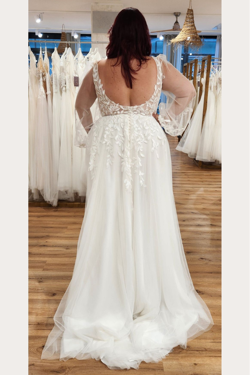 Detailaufnahme Rücken Brautkleid DA-RIA Übergröße Tüllrock und transparente Ärmel mit Spitze