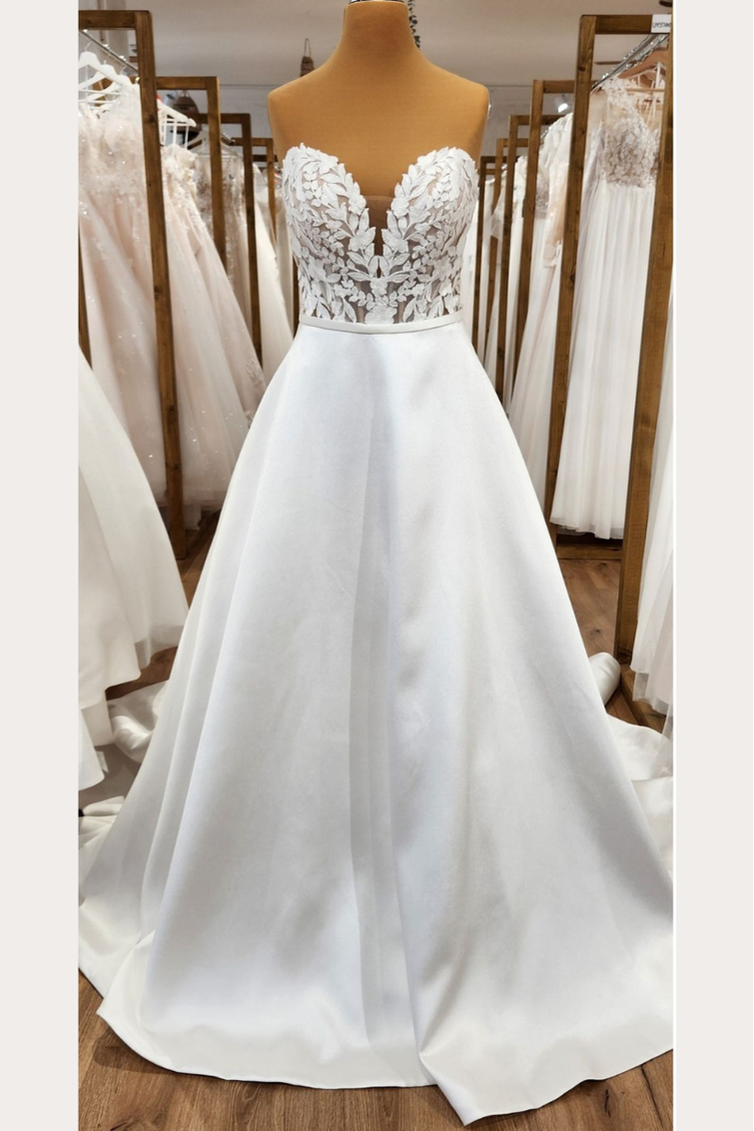 Elegantes Brautkleid J-ILL, trägerlos mit floraler Spitze am Oberteil und fließendem Satinrock