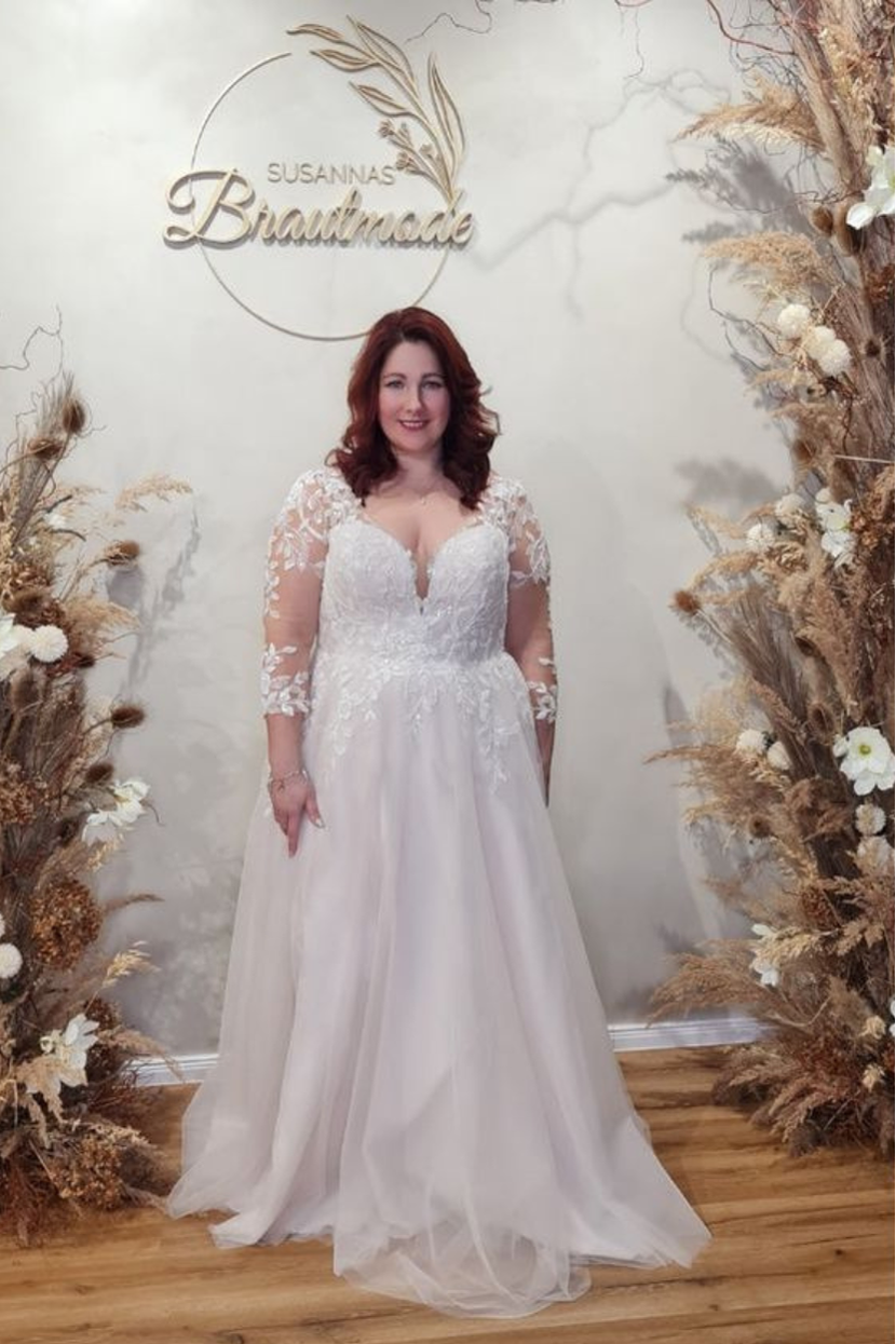 Curvy Braut in A-Linie Hochzeitskleid SAR-AH mit Illusion-Spitzenärmeln und tiefem V-Ausschnitt