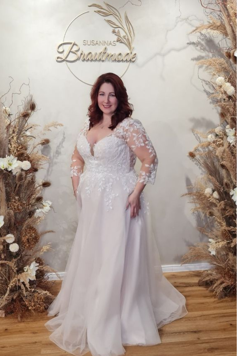 Hochzeitskleid SAR-AH A-Linie mit Spitzenmieder und langen Ärmeln für kurvige Bräute Susannas Brautmode
