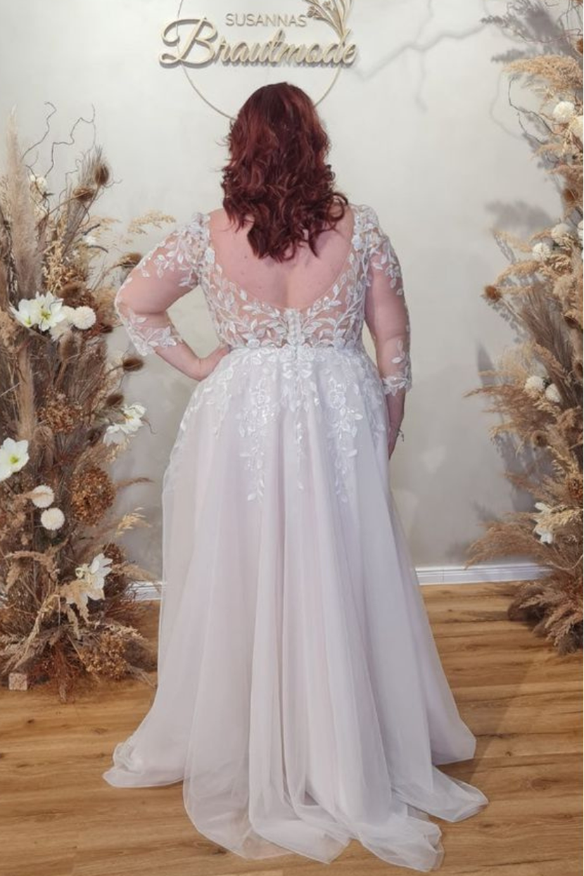 Rückenansicht Brautkleid SAR-AH Curvy mit tiefem V-Rücken und floraler Spitze