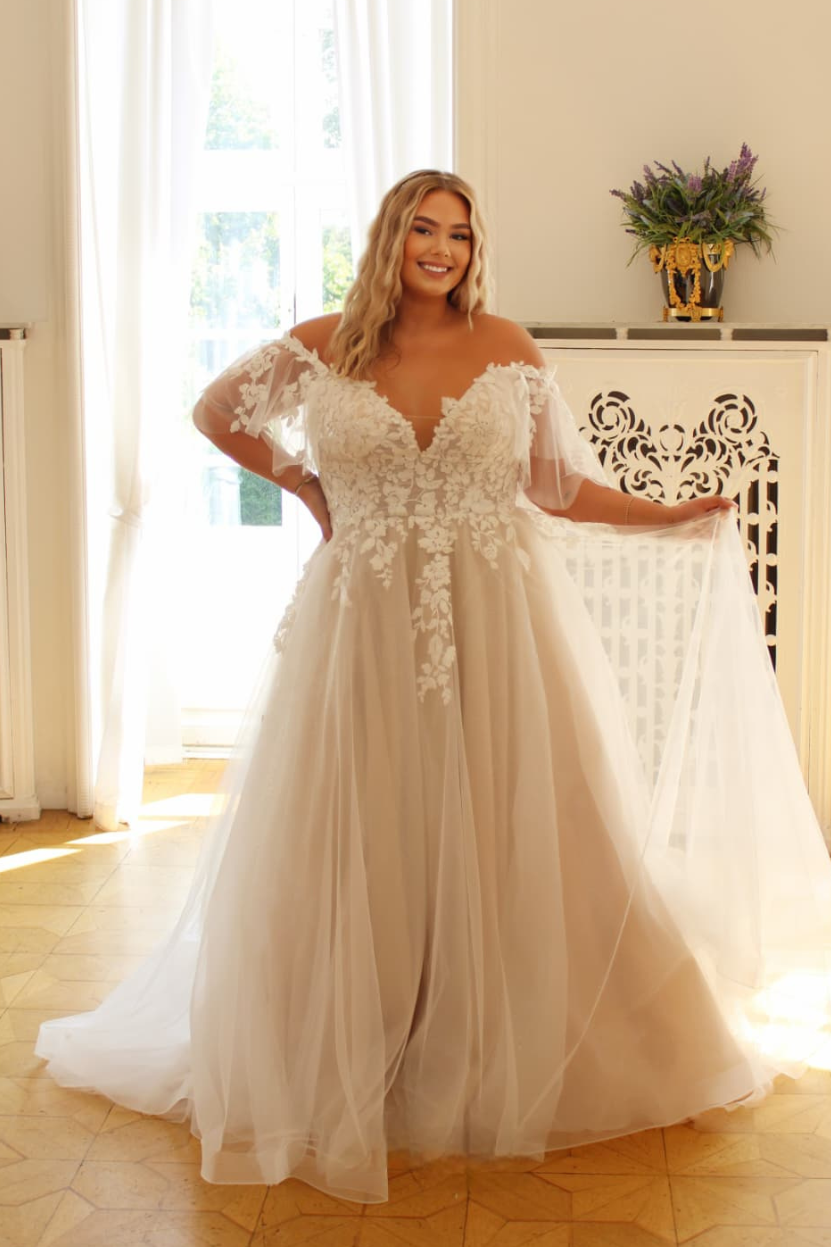 Brautkleid C-10 Curvy A-Linie V-Ausschnitt Off-Shoulder Spitze