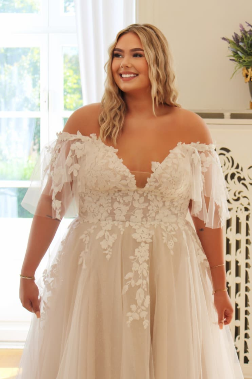 Nahaufnahme Oberteil Brautkleid C-10 Curvy Off-Shoulder Ärmel