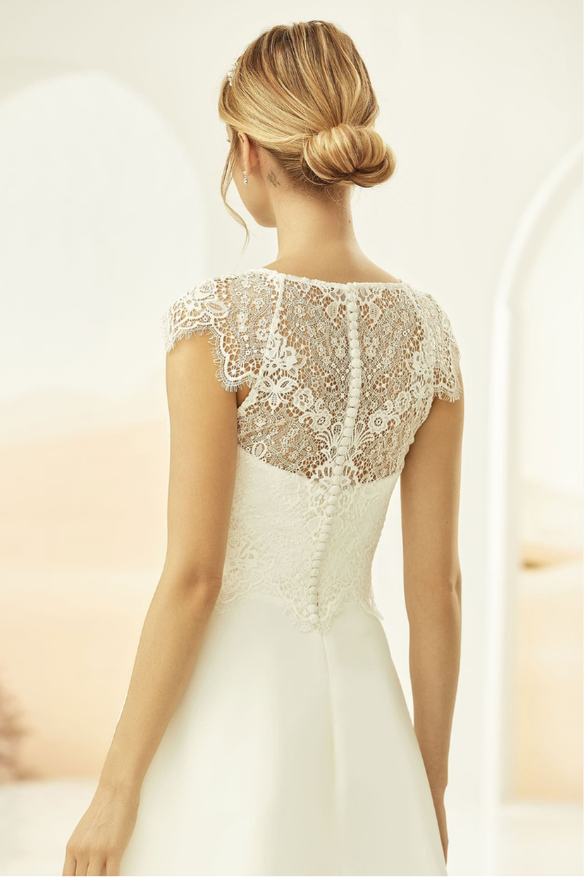 tandesamt Brautkleid MM-014 Rückenansicht spitzenbesetzte Knöpfe