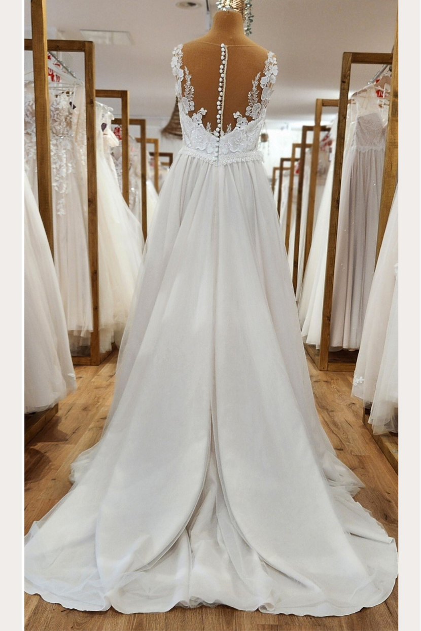 Rückenansicht Umstandsbrautkleid BRIGITTE mit Illusion-Spitze am Rücken und langer Schleppe