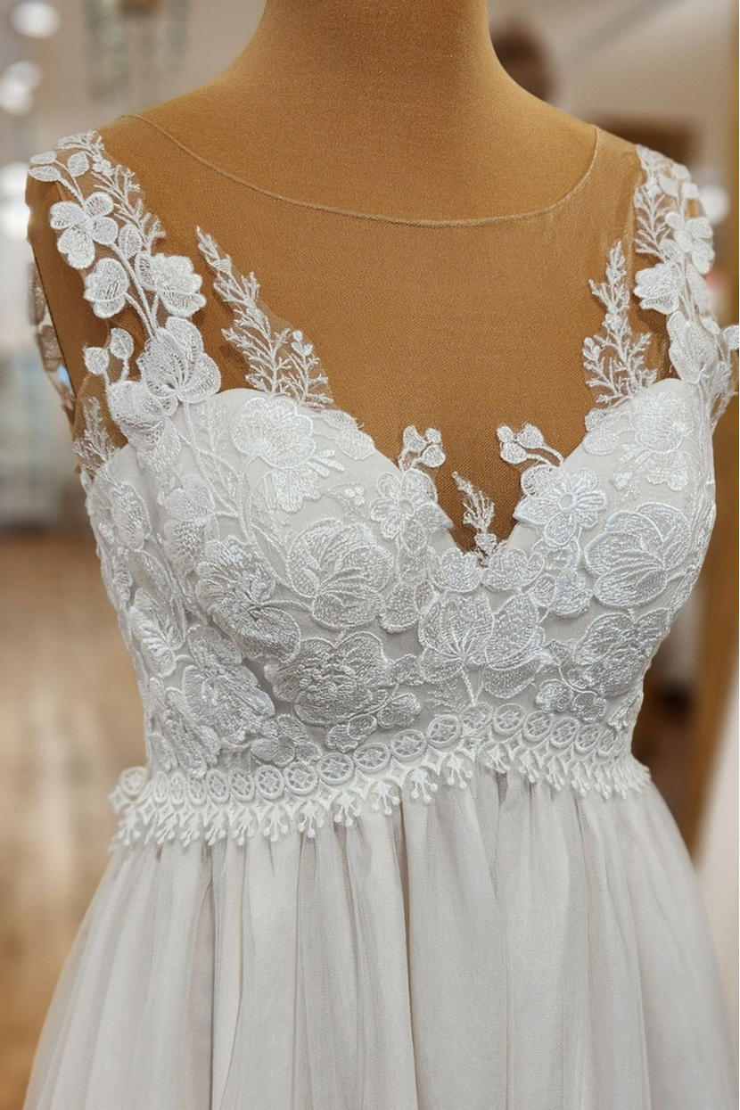 Nahaufnahme Oberteil Umstandsbrautkleid BRIGITTE floraler Spitze und V-Ausschnitt mit Illusion-Trägern