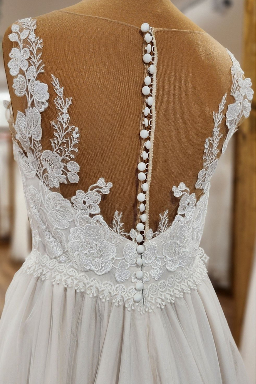 Rückendetail Umstandsbrautkleid BRIGITTE mit eleganter Knopfleiste und Illusion-Spitze