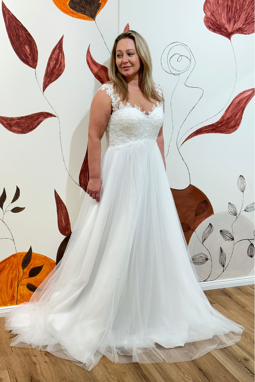 Schwangere Braut in A-Linie Umstandsbrautkleid mit Spitze und V-Ausschnitt für eine kurvige Figur