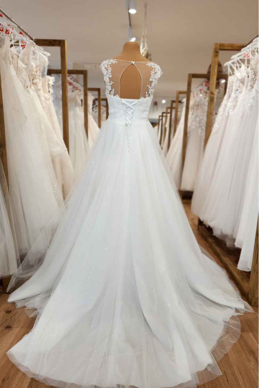 Rückenansicht Umstandsbrautkleid KA-NA mit Korsettschnürung und leichter Glitzer-Tüllschleppe