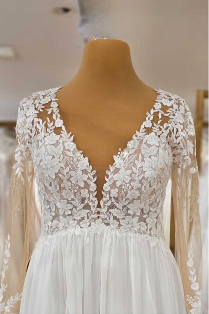 Nahaufnahme Oberteil Umstandsbrautkleid KARINA V-Ausschnitt Illusions-Spitze