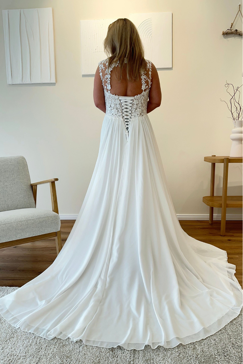 Rückenansicht Umstandsbrautkleid SI-IA mit Korsettschnürung Illusionsspitze am Rücken und Chiffon-Schleppe