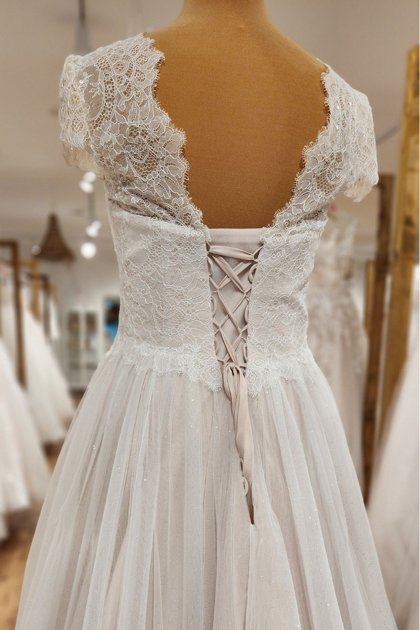 Rückendetail Umstandsbrautkleid SORAYA mit tiefer Korsettschnürung und Spitze an den Trägern